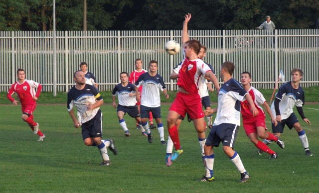 Unia Oświęcim (czerwone stroje) w derbach powiatu oświęcimskiego podzieliła się punktami na własnym boisku z Iskrą Brzezinka (1:1), w V lidze piłkarskiej.