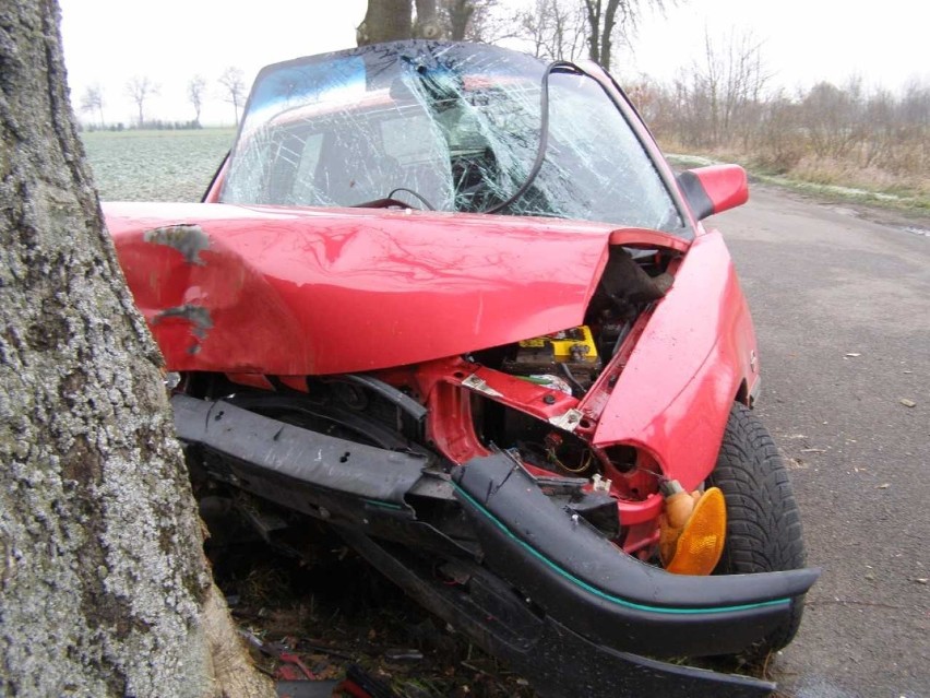 Samochód osobowy wjechał w drzewo koło Pordenowa [ZDJĘCIA]. Jedna osoba ucierpiała