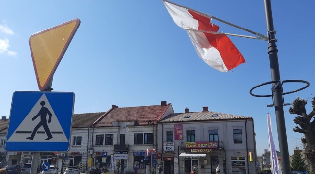 Pińczów szykuje się na Święto Narodowe Trzeciego Maja 2022. Flagi już zawisły na ulicach miasta. >>>Więcej zdjęć na kolejnych slajdach 
