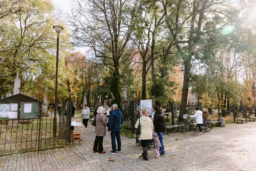 Trwa kwesta na Starym Cmentarzu w Rzeszowie. Wolontariusze zbierają datki na ratowanie nagrobków