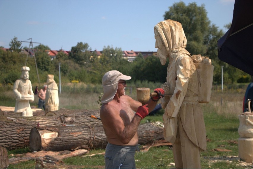 Plener rzeźbiarski w Parku im. Górników Siarkowych w Staszowie. Powstają piękne prace