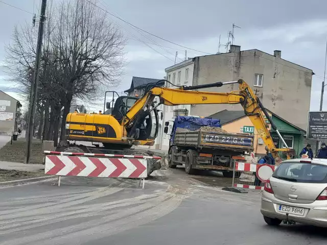 Ulica Juliusza zamknięta dla ruchu. Dzisiaj, 15  lutego i jutro, w piątek, 16 lutego obowiązują objazdy. Powodami są prace przy naprawie wodociągu i budowa odcinka kanalizacji deszczowej.