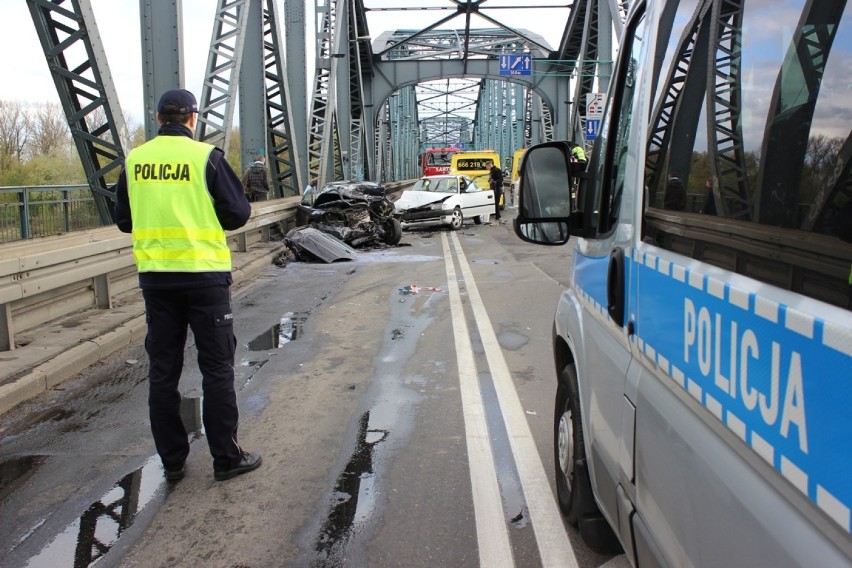ZOBACZ: 
Wypadek na moście w Toruniu - DUŻO ZDJĘĆ