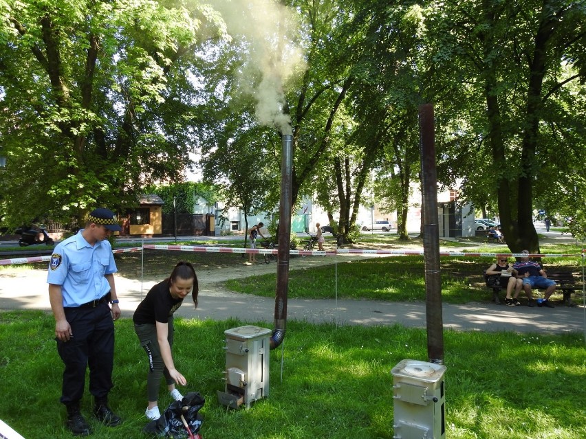 Strażnicy miejscy uczą, jak ekonomicznie i ekologicznie palić w piecu