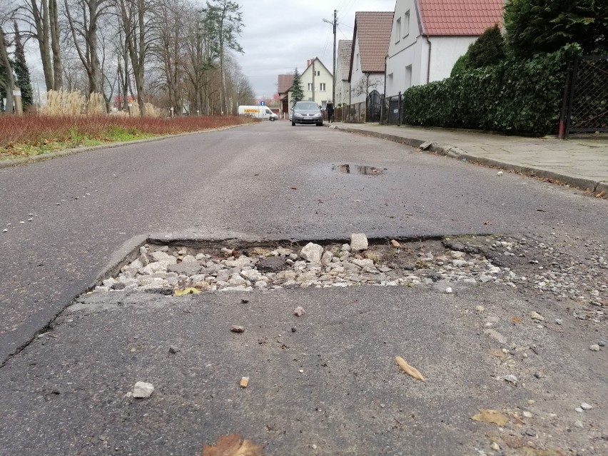 Dziura na dziurze. "Po Goleniowie jeździ się tragicznie"