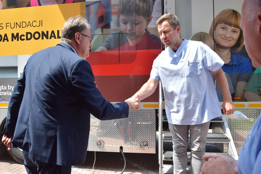 W Radomsku zaparkował ambulans Fundacji Ronalda McDonalda. Trwają badania dzieci