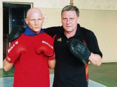 Trener Marian Wilaszek z Michałem Flisem, z powodzeniem występującym w barwach Naprzodu od chwili reaktywacji sekcji bokserskiej.