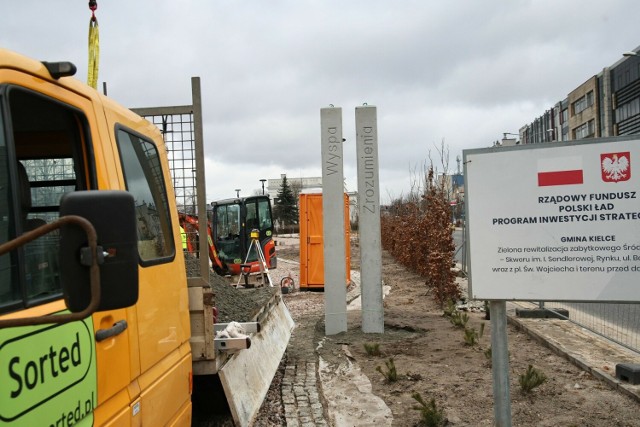 Przy wejściu do Ogrodu Wolności na alei IX Wieków Kielc zamontowano betonowe słupy z napisem. Więcej zdjęć na kolejnych slajdach >>>