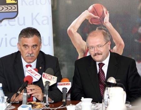 Prezes Roman Ludwiczuk (z lewej) i prezydent Piotr Uszok mówili wczoraj o finałach Eurobasket 2009 w Katowicach.
