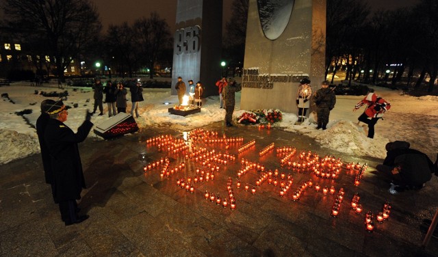 Działacze NZS z UAM zapalili znicze pamięci pod hasłem: "13 grudnia 1981 r. Pamiętamy"