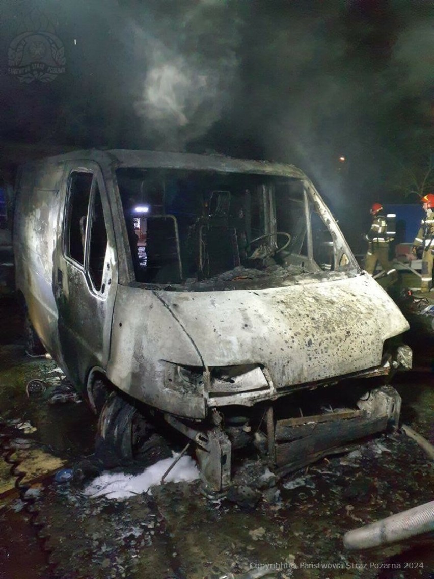 Pożar w Radomsku. Przy ul. Piramowicza płonął garaż z samochodem