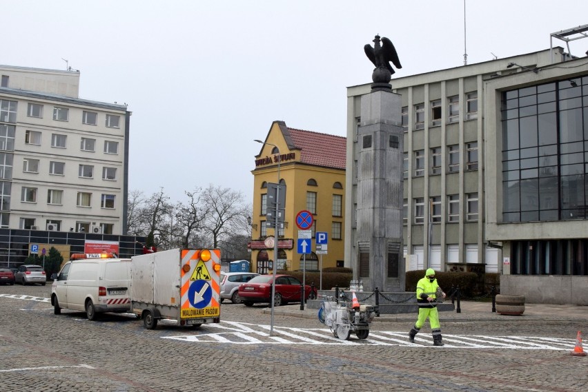 Rozpoczęły się prace nad przywracaniem parkingu przed...