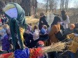 Pierwszy dzień wiosny 2022 w Wolborzu: Dzieci utopiły marzannę ZDJĘCIA