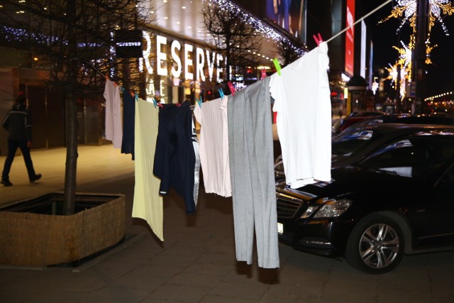 Tajemnicze pranie wiszące na ulicach Warszawy. Znamy rozwiązanie zagadki