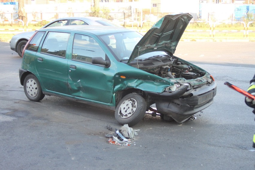 UWAGA: Zderzenie na skrzyżowaniu koło szpitala. Utrudnienia w ruchu drogowym [ZDJĘCIA]