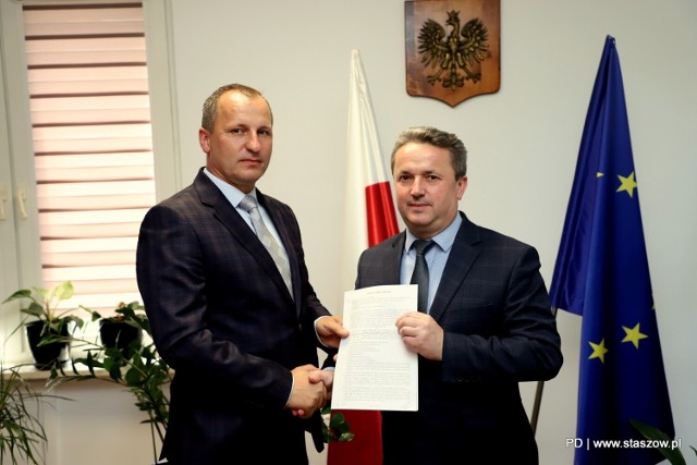 Podczas podpisania umowy, od lewej: właściciel firmy "Dylmex" Tomasz Dyl i burmistrz Staszowa dr Leszek Kopeć.