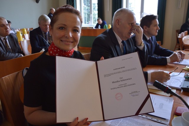 Monika Selerowicz z dokumentem potwierdzającym nominację na radną miasta Bełchatowa