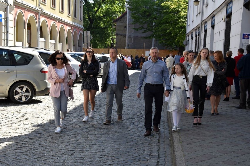 Nowy Sącz. Tłumy na procesji z okazji Bożego Ciała. Wierni modlili się przy czterech Ołtarzach wokół Rynku [ZDJĘCIA]