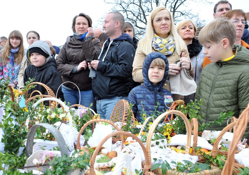 Wielkanocne święcenie pokarmów na rynku w Krośnie