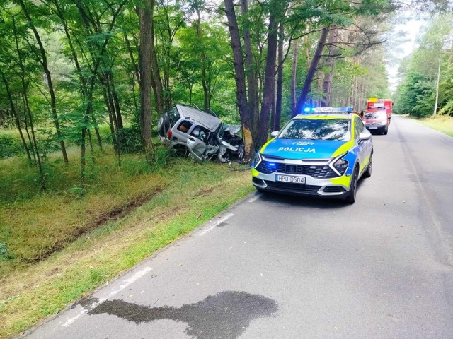 Wypadek na drodze wojewódzkiej nr 160 pomiędzy Łowyniem a Lewicami. 76-letnia kobieta uderzyła Suzuki w drzewo (27.06.2023).