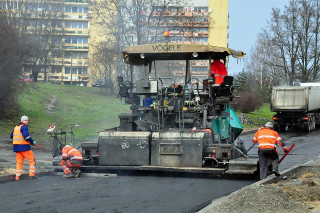 Weekendowe utrudnienia w Trójmieście 

Do niedzieli kierowcy poruszający się po Trójmieście muszą liczyć się z utrudnieniami na Alei Niepodległości w Sopocie. Niedostępne dla kierujących będą lewoskręty w ulicę 3 Maja i Kochanowskiego. Drogowcy zwężą również fragmenty arterii. Wszystko przez układanie nowej warstwy asfaltu.

Utrudnienia również w Gdyni. Na skrzyżowaniu ulic ulicy Morskiej z Owsianą drogowcy od soboty do wtorku będą układali nową nawierzchnię.