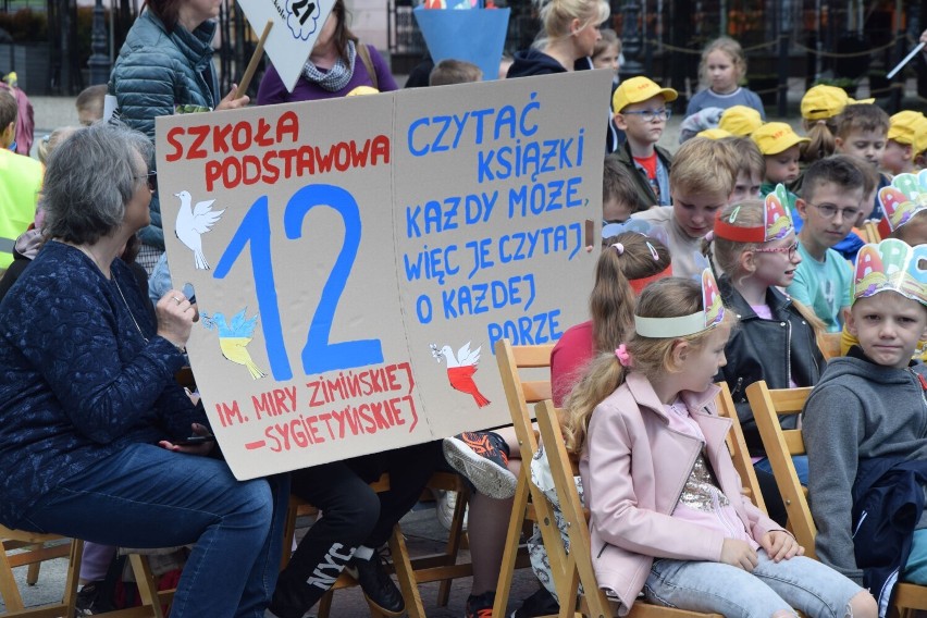 "Lokomotywa" wybrzmiała pod płockim ratuszem. Akcja Cała Polska Czyta Dzieciom odbyła się na Starym Rynku w Płocku! [ZDJĘCIA]