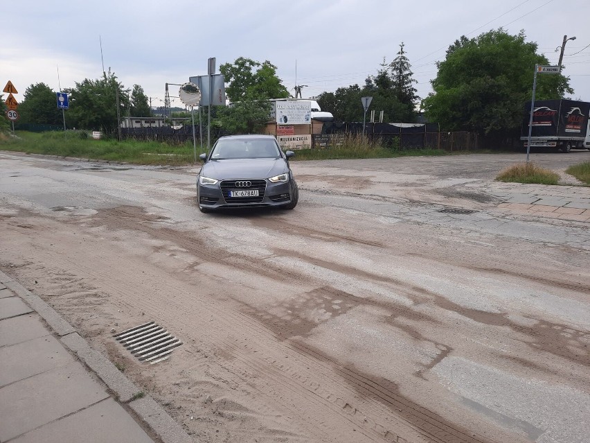 Skrzyżowanie ulic Leszczyńskiej i Poleskiej jest zalewane po...