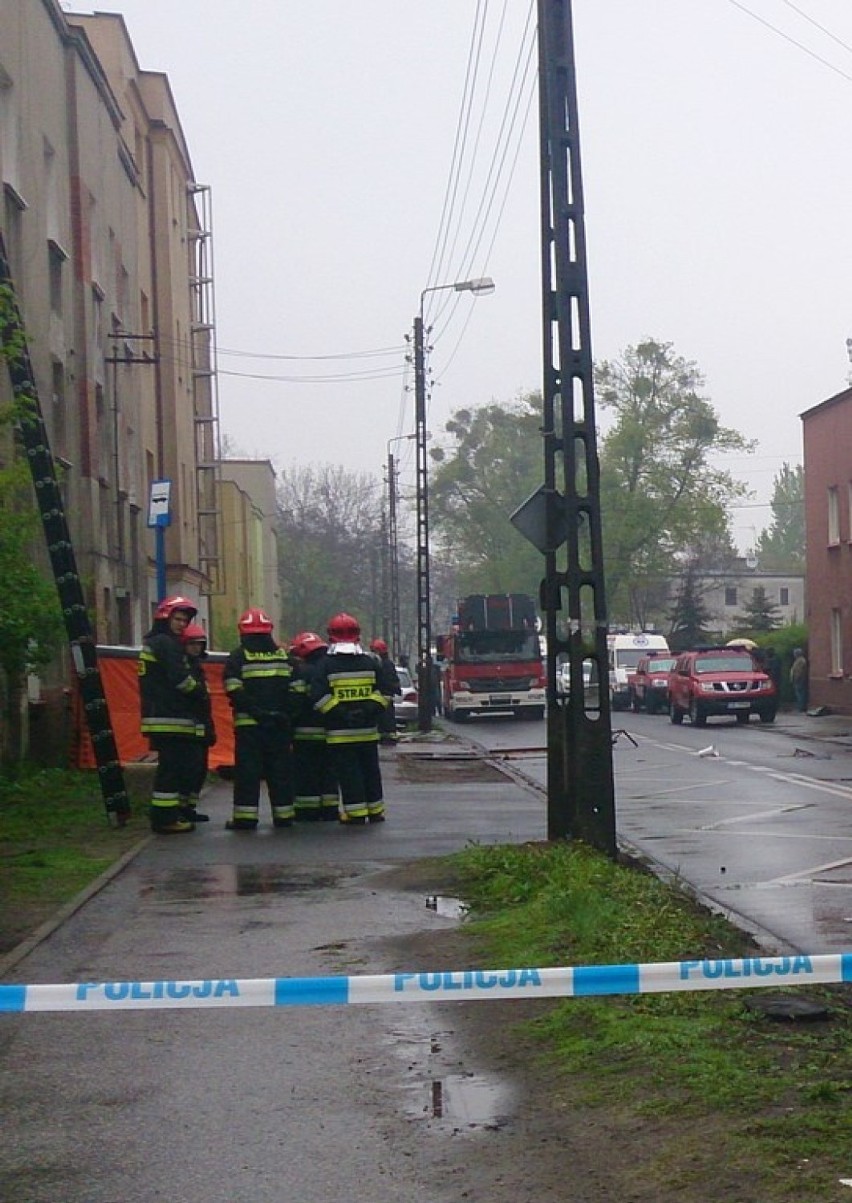 Policjanci przed kamienicą ułożyli skokochrony