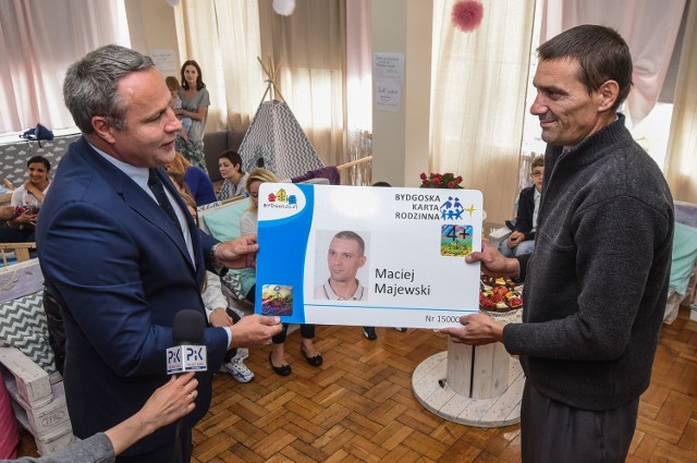 Maciej Majewski, ojciec szóstki dzieci dostał od prezydenta Bydgoską Kartę Rodzinną nr 15 tysięcy.
