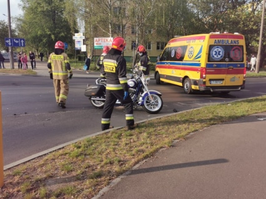 Wypadek na skrzyżowaniu ul. Wieniecka - Wysoka we Włocławku. Kierujący renault nie ustąpił pierwszeństwa motocykliście [zdjęcia]
