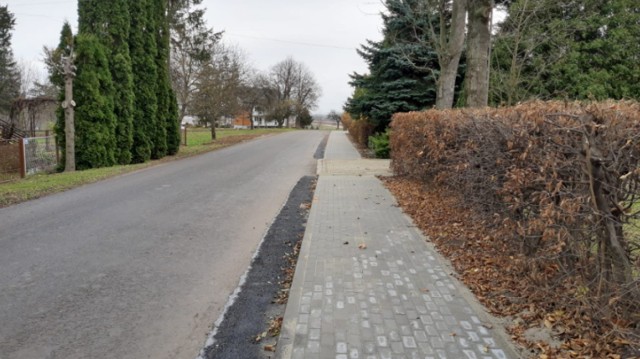 Nowe chodniki w Wacławicach i Ciemięrzowicach w gminie Orły oraz Orzechowcach w gminie Żurawica.