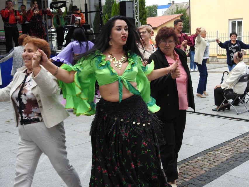 Spotkanie z kulturą romską w Sokółce. Gorące rytmy porwały publiczność do tańca (zdjęcia)