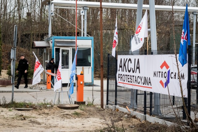 Związki zawodowe Nitro-Chemu zaczęły akcję protestacyjną po tym, jak PGZ chce zmusić firmę do oddania 5 procent rocznego obrotu.