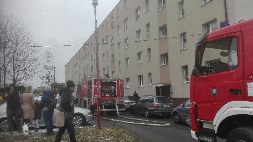 Tczew: do pożaru w bloku przy ul. Saperskiej przyczyniły się osoby trzecie? [ZDJĘCIA]