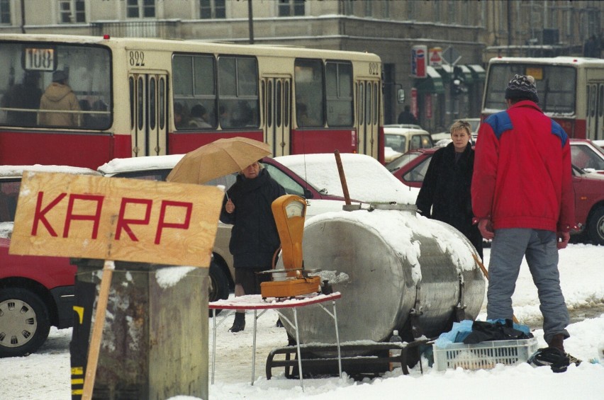 Warszawa 22.12.1993. Przedświąteczny handel na warszawskiej...