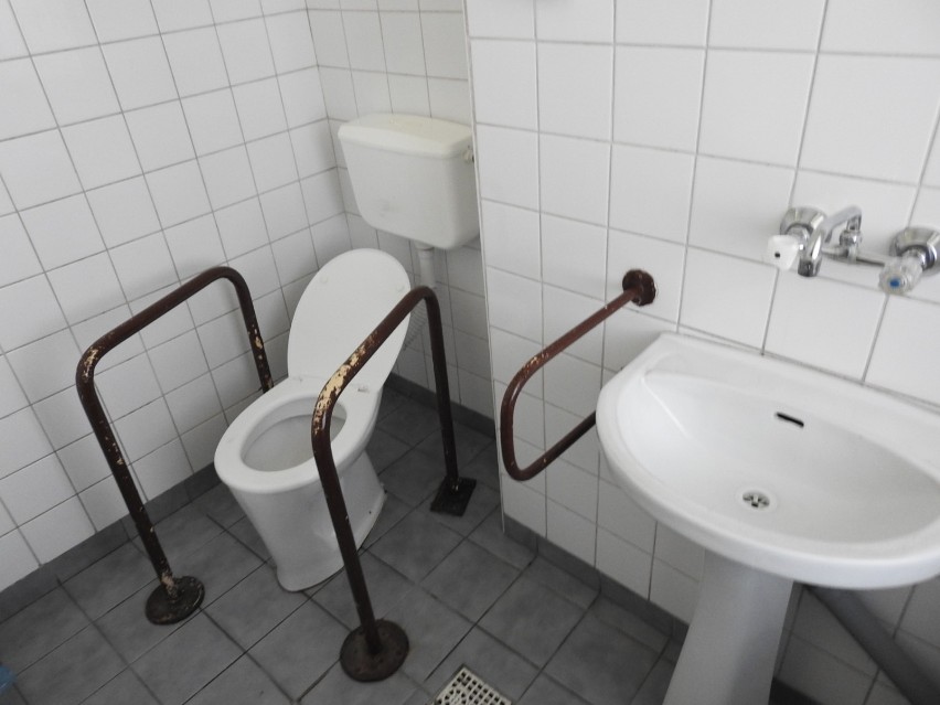 Toalety w przychodni są gorsze niż w PRL-owskim publicznym szalecie? [ZDJĘCIA]