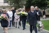 Legnica: Dzisiaj rocznica wyboru Karola Wojtyły na Papieża Jana Pawła II, złożono kwiaty pod pomnikiem, zdjęcia