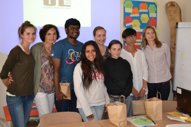 W Kaszubskim Uniwersytecie Ludowym we Wieżycy odbyły się warsztaty językowe. Angielskiego uczyli dzieci studenci z różnych krajów.