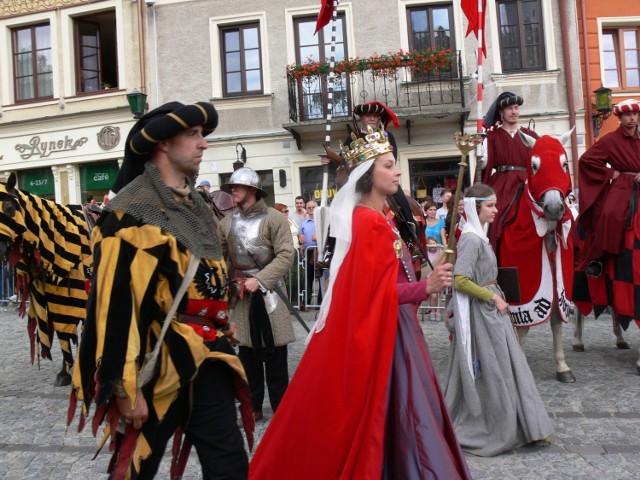 Królowa Jadwiga wjechała konno, w sobotnie popołudnie na sandomierski Rynek