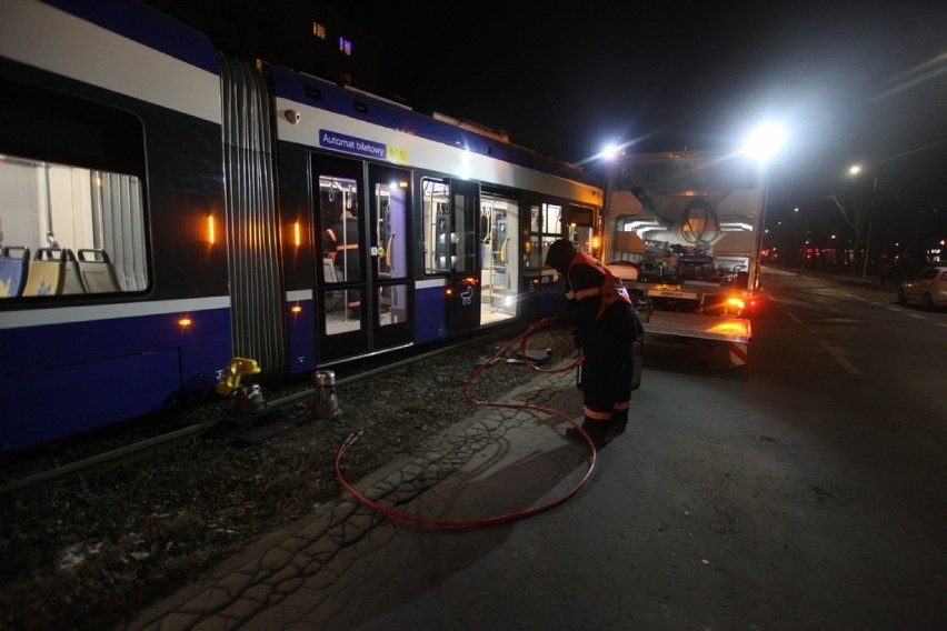 Kraków. Tramwaj lini nr 4 wykoleił się na al. Solidarności [WIDEO, ZDJĘCIA]