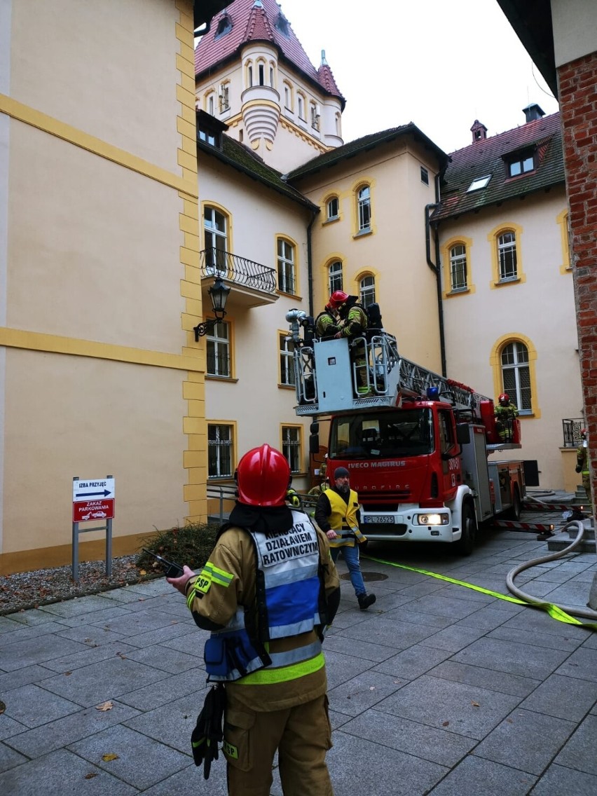 Strażacy i  ewakuacje pacjentów  w centrum rehabilitacyjnym  w Osiecznej. Ćwiczenia z udziałem jednostek z powiatu [ZDJĘCIA]