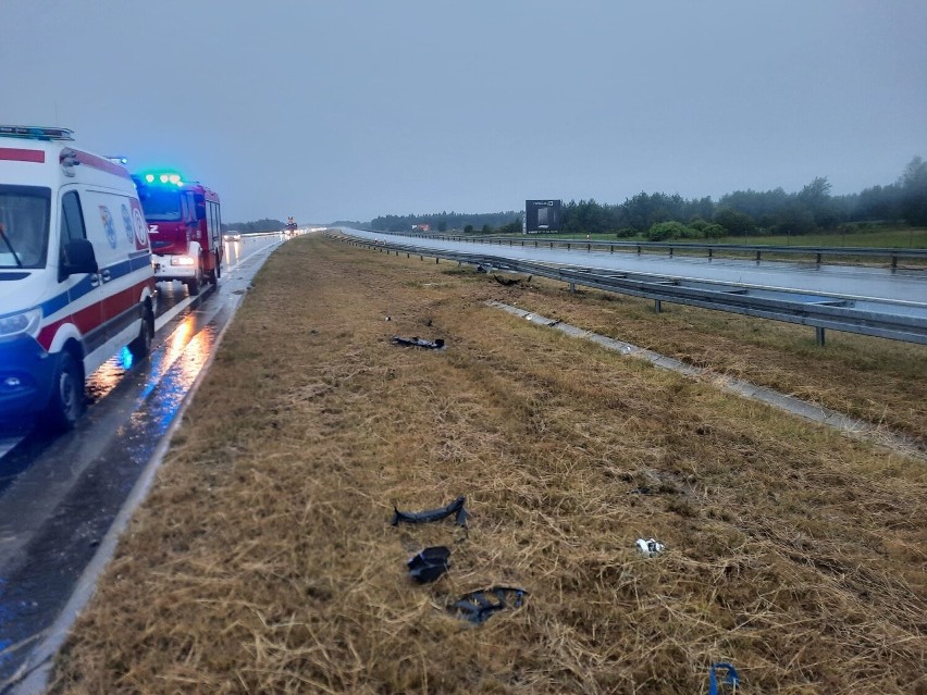 Samochód, na mokrej i śliskiej drodze, wypadł z jezdni i...