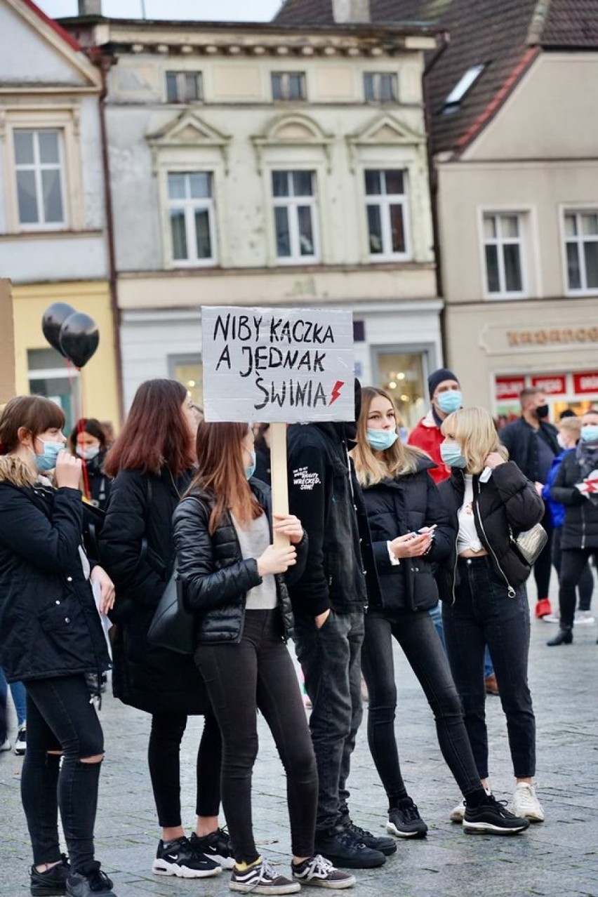 Protest na ulicach Darłowa. Jakie hasła mieli manifestanci? [NOWE ZDJĘCIA]