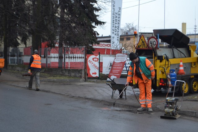 Dziury łatane na drogach powiatowych