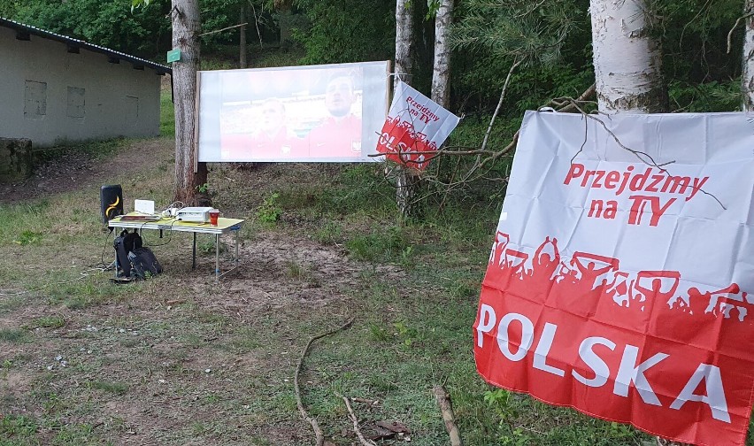 Sąsiedzka strefa na Miodowej. Chodziescy kibice potrafią się zorganizować. Wspólne oglądanie meczu to zupełnie inna jakość!