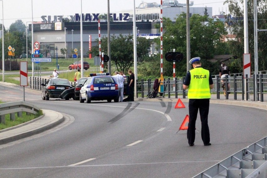 Wrocław: Wypadek na Strzegomskiej. Kierowca nie zapanował nad bmw (ZDJĘCIA)
