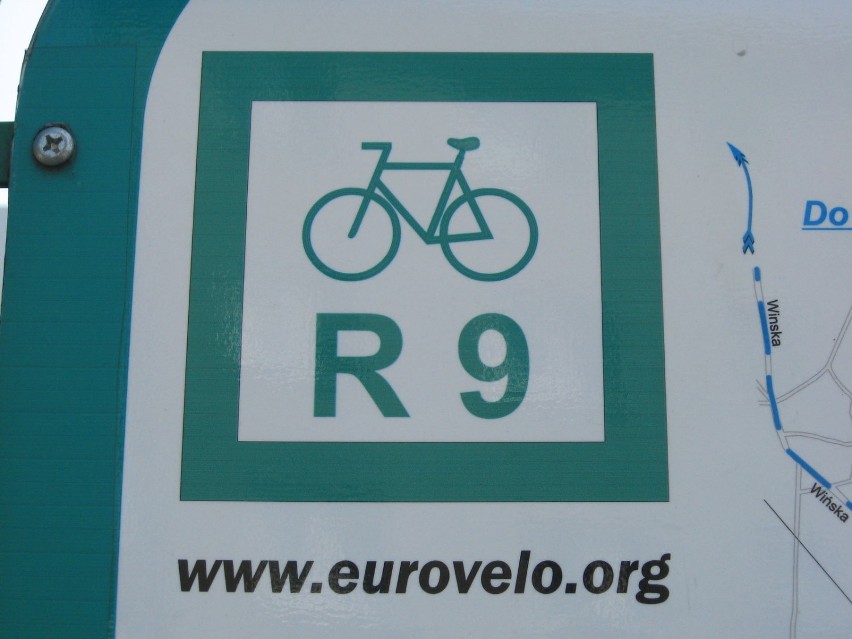 Znak szlaku Eurovelo, który też nas może prowadzić do...