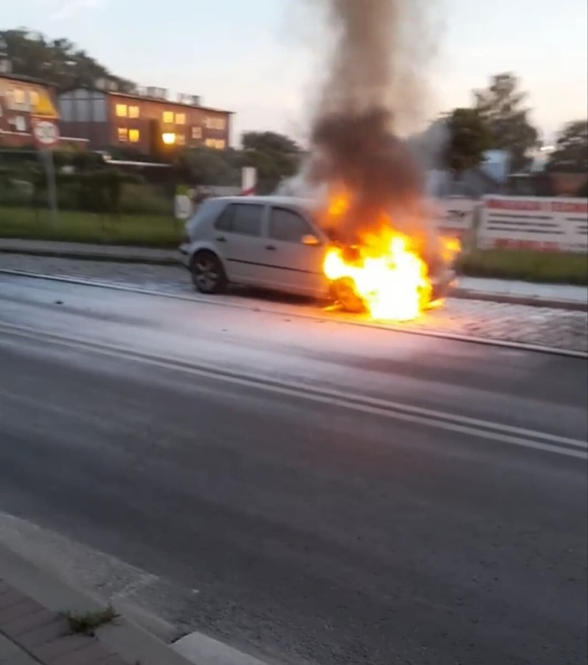 Pożar samochodu wybuchł w komorze silnika.