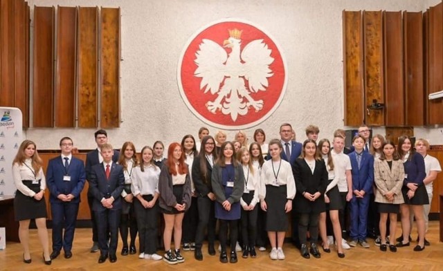 Młodzieżowi radni, wybrani w szkolnych wyborach do Młodzieżowej Rady Miasta, spotkali się podczas pierwszej sesji w Urzędzie Miejskim

Zobacz kolejne zdjęcia/plansze. Przesuwaj zdjęcia w prawo naciśnij strzałkę lub przycisk NASTĘPNE