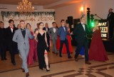 Studniówka 2024. W Suwałkach jako pierwsi poloneza zatańczyli maturzyści z Zespołu Szkół nr 6. Zobacz zdjęcia